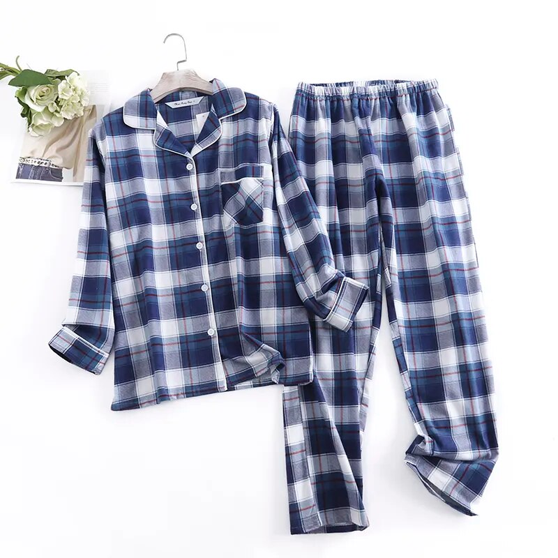 Luxuriöses Damen-Pyjama-Set aus Baumwollflanell mit Karomuster, langärmlig, für Wärme und Eleganz an kühlen Nächten.