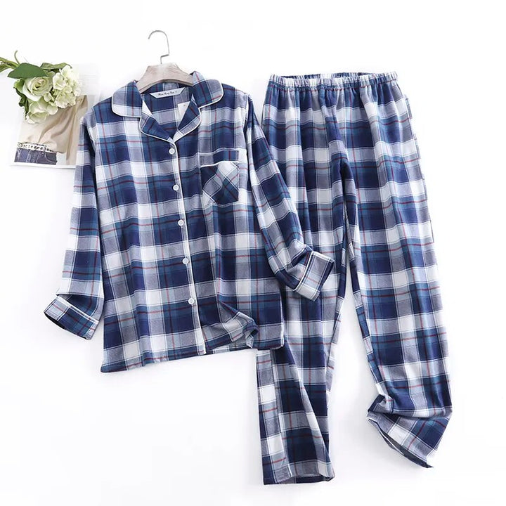 Luxuriöses Damen-Pyjama-Set aus Baumwollflanell mit Karomuster, langärmlig, für Wärme und Eleganz an kühlen Nächten.