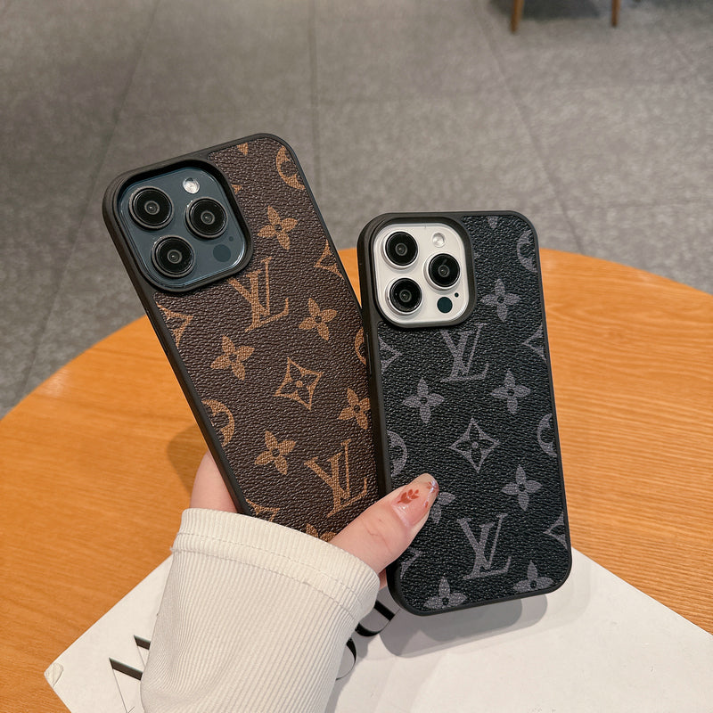 "Luxus iPhone Lederhülle mit LV-Muster, kompatibel mit iPhone 13-15, elegantes Design, präzise Passform, hochwertiger Schutz.