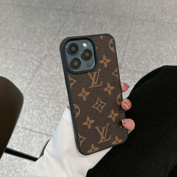 "Luxus iPhone Lederhülle mit LV-Muster, kompatibel mit iPhone 13-15, elegantes Design, präzise Passform, hochwertiger Schutz.