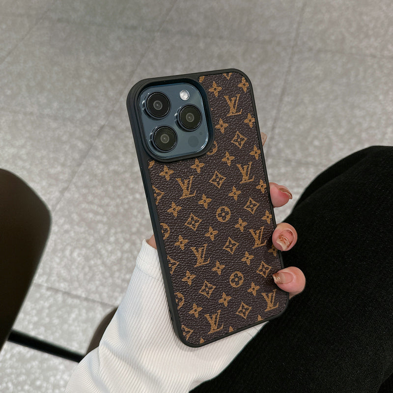 "Luxus iPhone Lederhülle mit LV-Muster, kompatibel mit iPhone 13-15, elegantes Design, präzise Passform, hochwertiger Schutz.