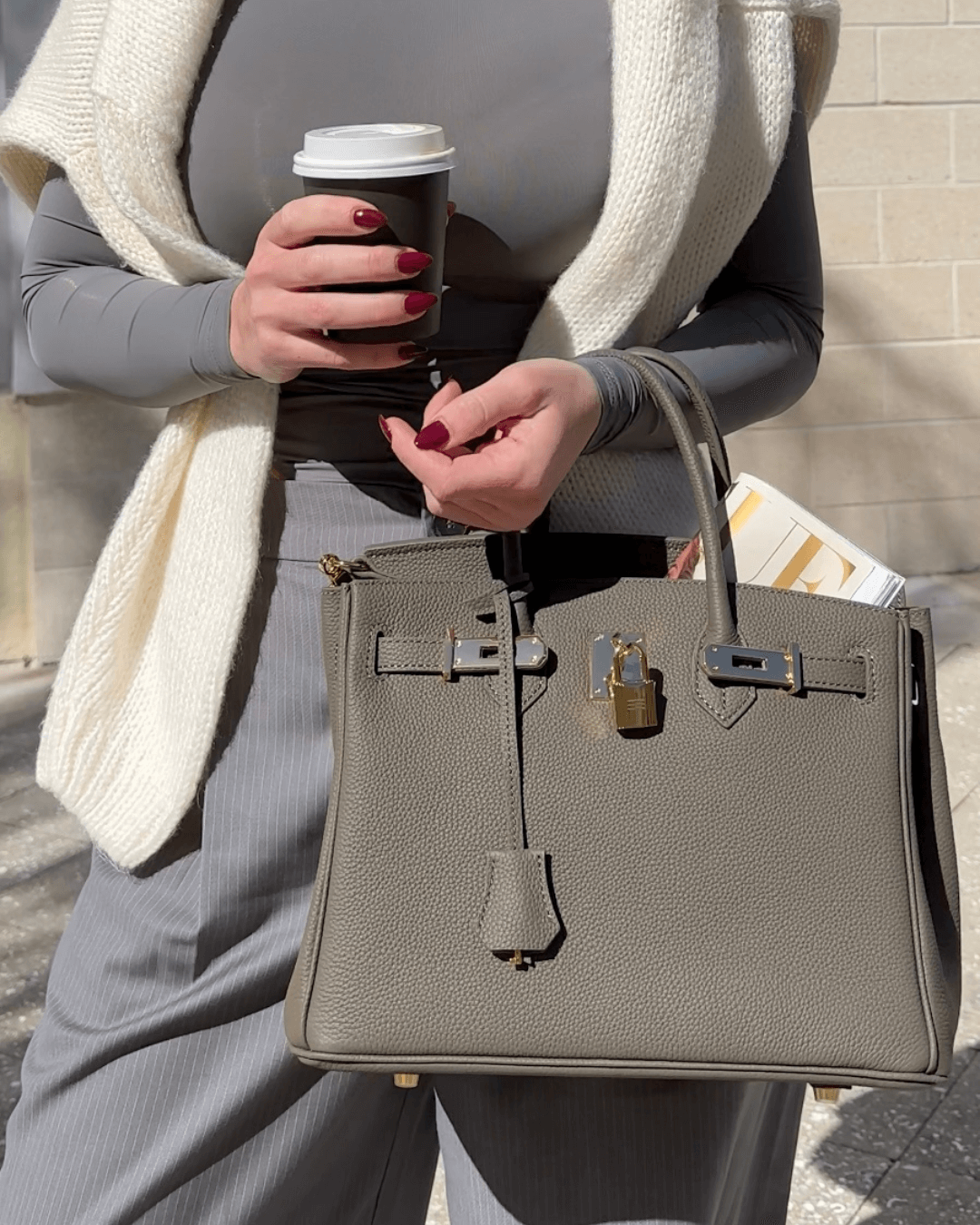 Luxus Lederhandtasche für Damen in Schwarz, elegantes Design, geräumig mit Fächern, abnehmbarer Schulterriemen.