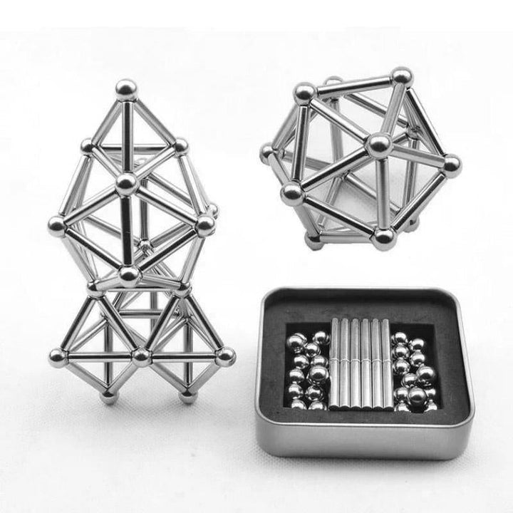 "Magnetische Kugeln und Stäbe in Silber, glänzend, perfekt zum kreativen Gestalten und Stressabbau, aus robusten Materialien.