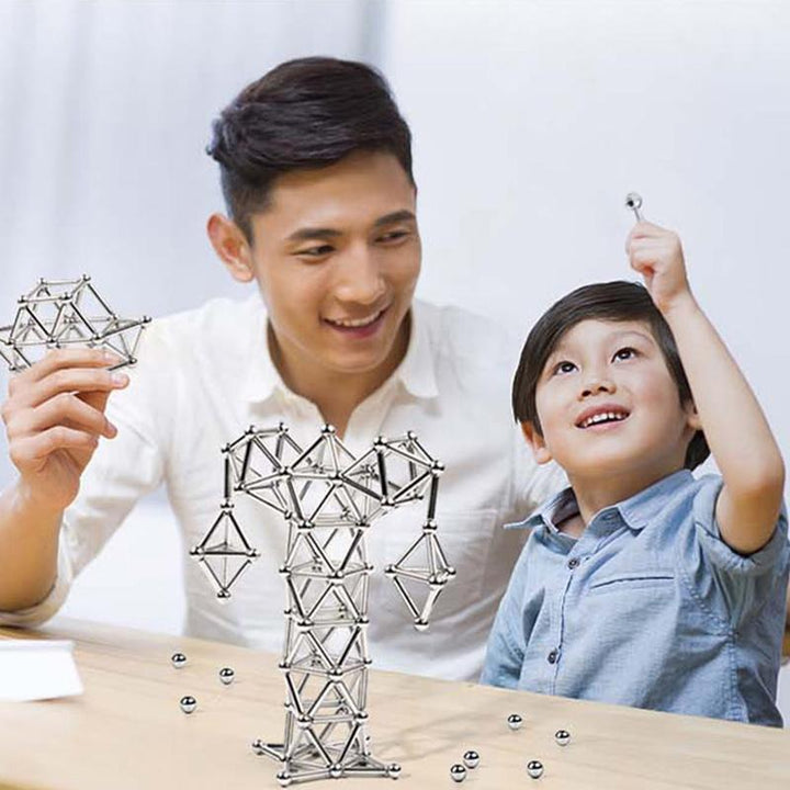 "Magnetische Kugeln und Stäbe in Silber, glänzend, perfekt zum kreativen Gestalten und Stressabbau, aus robusten Materialien.