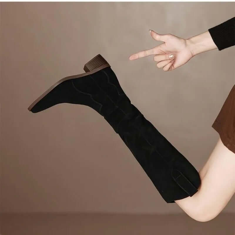 Vintage-Stiefel aus Wildleder mit zarten Rüschen