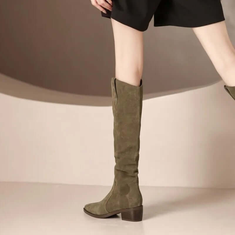 Vintage-Stiefel aus Wildleder mit zarten Rüschen