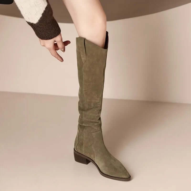 Vintage-Stiefel aus Wildleder mit zarten Rüschen
