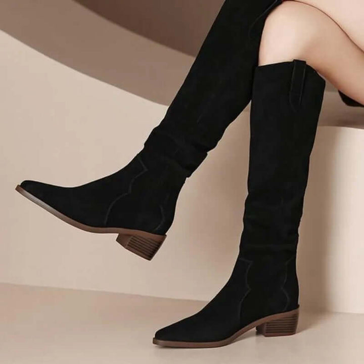 Vintage-Stiefel aus Wildleder mit zarten Rüschen