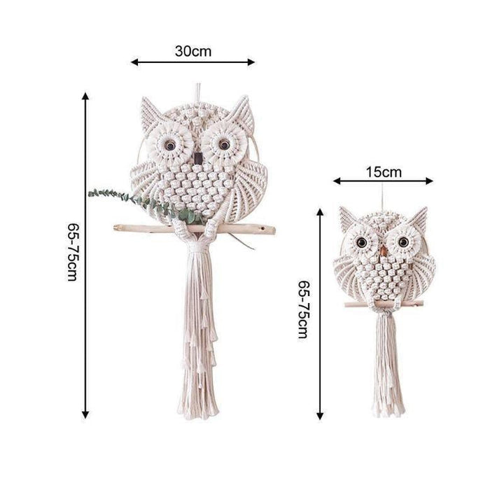 Makramee Wandteppich, handgemachte Eule im Boho-Stil, Naturtöne auf Holzstange, ideal für kreative Raumdekoration.