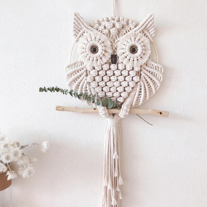 Makramee Wandteppich, handgemachte Eule im Boho-Stil, Naturtöne auf Holzstange, ideal für kreative Raumdekoration.