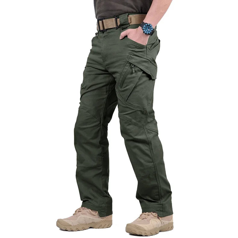 Männliche Cargo-Hose mit mehreren Taschen, robustem Stoff in urbanem Look, ideal für Abenteuer, in Beige-Ton.