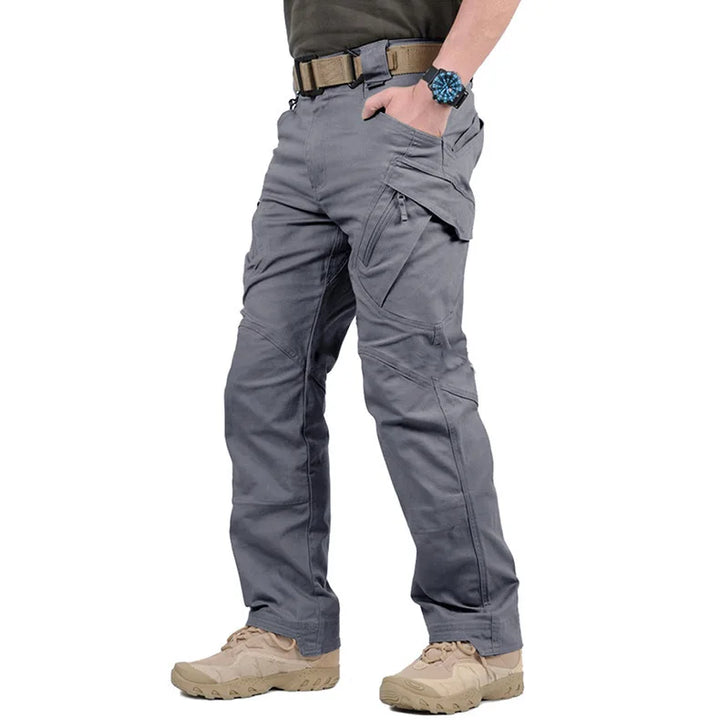 Männliche Cargo-Hose mit mehreren Taschen, robustem Stoff in urbanem Look, ideal für Abenteuer, in Beige-Ton.
