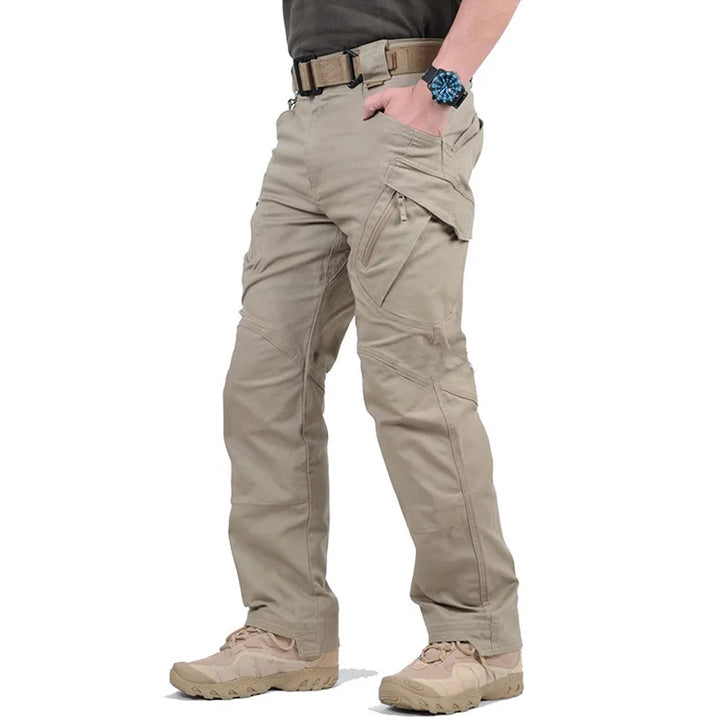 Männliche Cargo-Hose mit mehreren Taschen, robustem Stoff in urbanem Look, ideal für Abenteuer, in Beige-Ton.