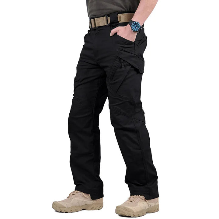 Männliche Cargo-Hose mit mehreren Taschen, robustem Stoff in urbanem Look, ideal für Abenteuer, in Beige-Ton.