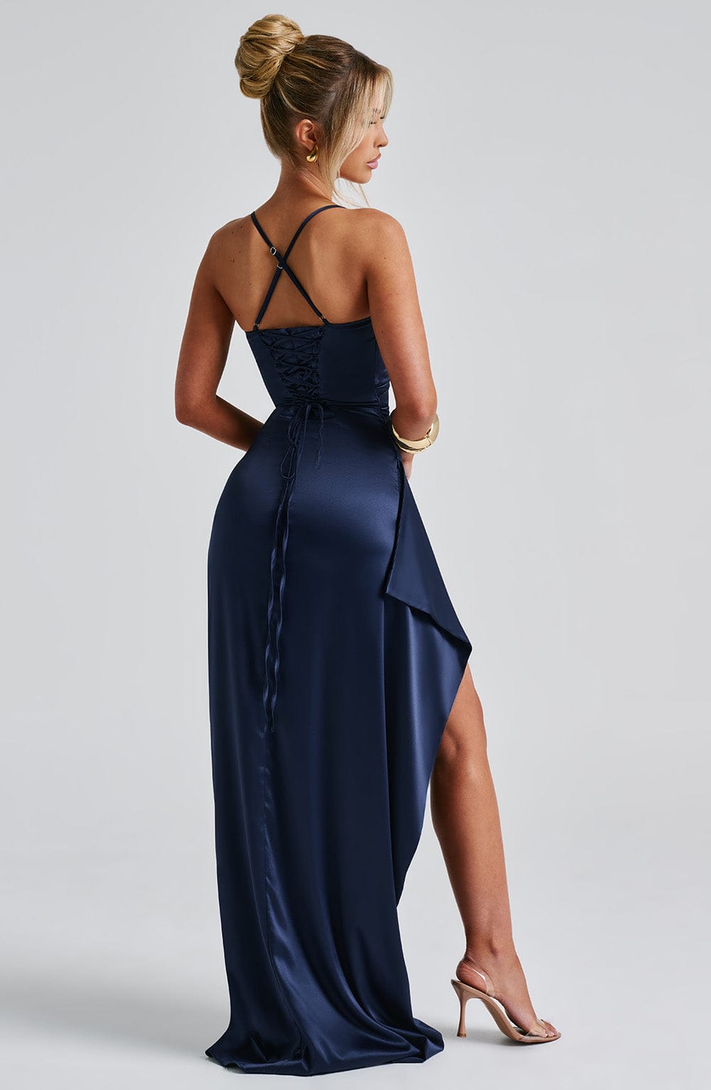 Marineblaues Maxi Kleid mit Herz-Ausschnitt, Schlitz und verstellbaren Trägern; samtige Satinoberfläche, elegant und stilvoll