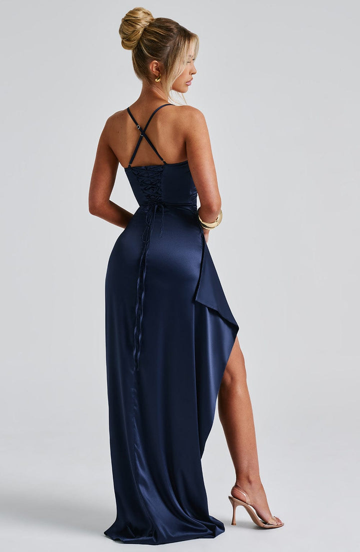 Marineblaues Maxi Kleid mit Herz-Ausschnitt, Schlitz und verstellbaren Trägern; samtige Satinoberfläche, elegant und stilvoll