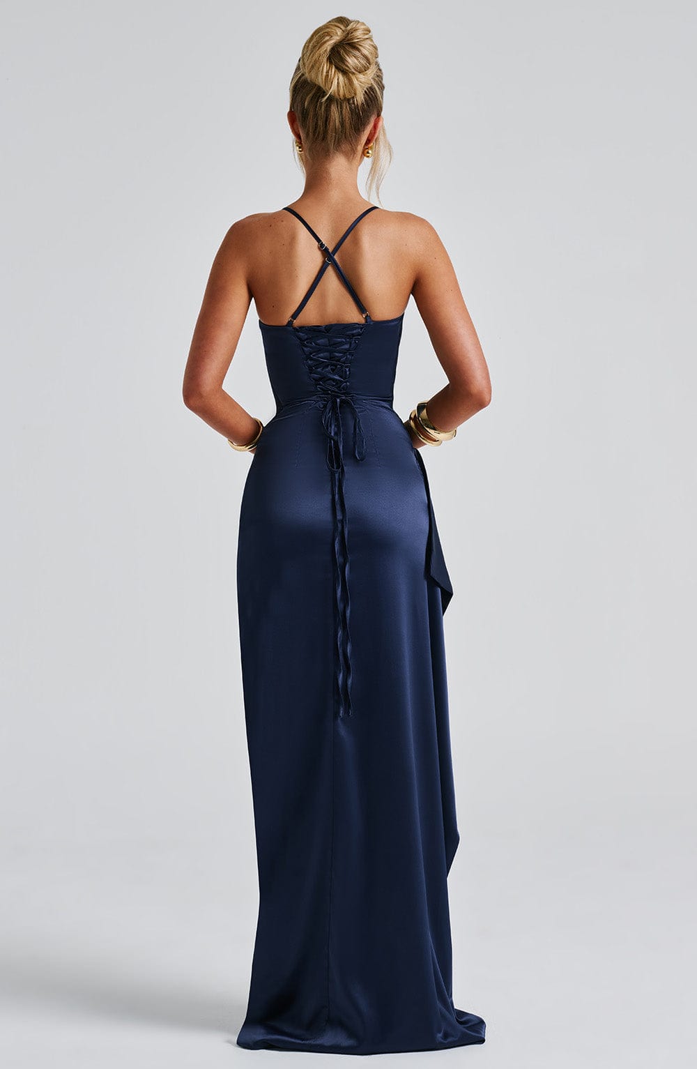 Marineblaues Maxi Kleid mit Herz-Ausschnitt, Schlitz und verstellbaren Trägern; samtige Satinoberfläche, elegant und stilvoll