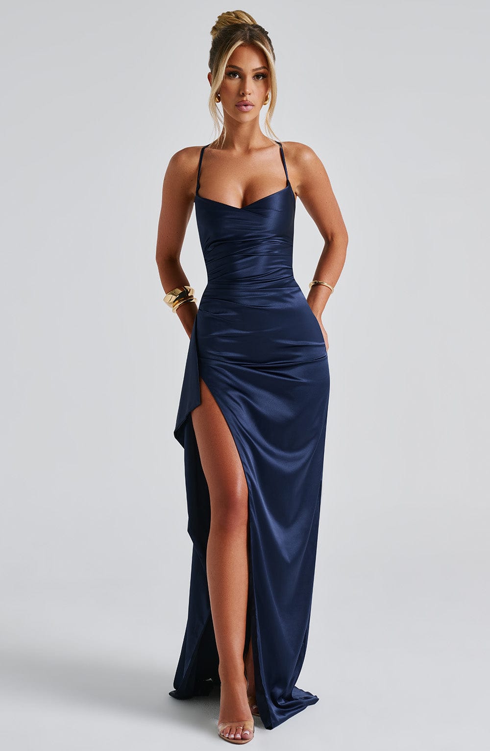 Marineblaues Maxi Kleid mit Herz-Ausschnitt, Schlitz und verstellbaren Trägern; samtige Satinoberfläche, elegant und stilvoll