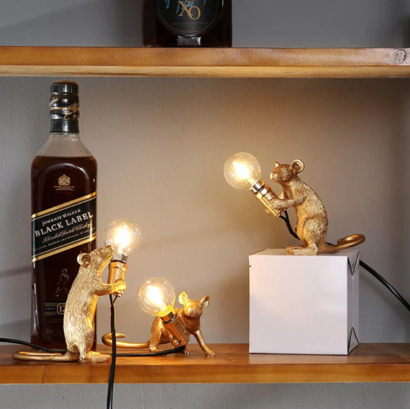 "Maus-Tischlampe gold, detailreiche Lampe in Form einer Maus, warmes Licht, ideal für dekorative Beleuchtung im Wohnzimmer."