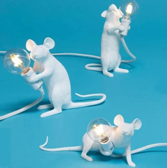 "Maus-Tischlampe gold, detailreiche Lampe in Form einer Maus, warmes Licht, ideal für dekorative Beleuchtung im Wohnzimmer."
