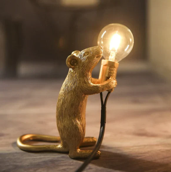"Maus-Tischlampe gold, detailreiche Lampe in Form einer Maus, warmes Licht, ideal für dekorative Beleuchtung im Wohnzimmer."