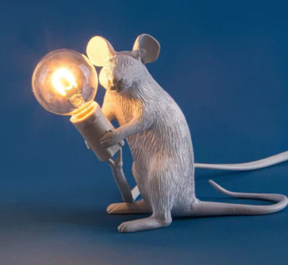 "Maus-Tischlampe gold, detailreiche Lampe in Form einer Maus, warmes Licht, ideal für dekorative Beleuchtung im Wohnzimmer."