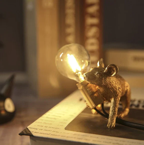 "Maus-Tischlampe gold, detailreiche Lampe in Form einer Maus, warmes Licht, ideal für dekorative Beleuchtung im Wohnzimmer."