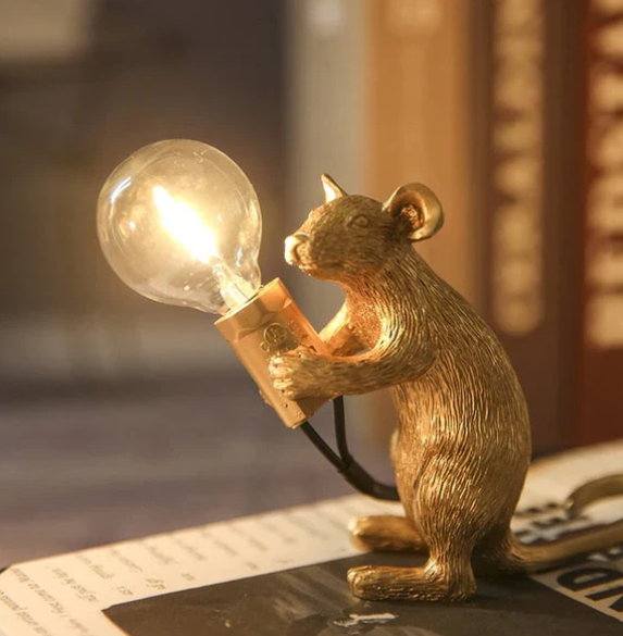 "Maus-Tischlampe gold, detailreiche Lampe in Form einer Maus, warmes Licht, ideal für dekorative Beleuchtung im Wohnzimmer."