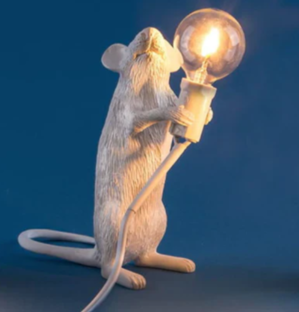 "Maus-Tischlampe gold, detailreiche Lampe in Form einer Maus, warmes Licht, ideal für dekorative Beleuchtung im Wohnzimmer."