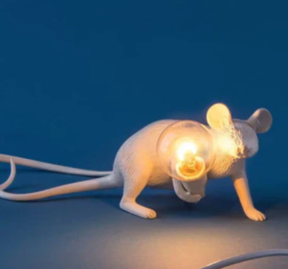 "Maus-Tischlampe gold, detailreiche Lampe in Form einer Maus, warmes Licht, ideal für dekorative Beleuchtung im Wohnzimmer."