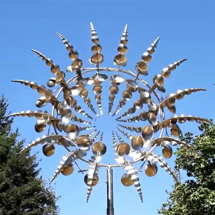 Metallisches Windrad, kinetische Gartendekoration, doppelblättrige Bewegungen, stabiles Stahlmaterial, visuelle Dynamik.