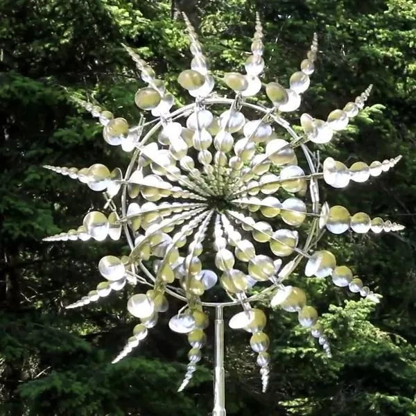 Metallisches Windrad, kinetische Gartendekoration, doppelblättrige Bewegungen, stabiles Stahlmaterial, visuelle Dynamik.