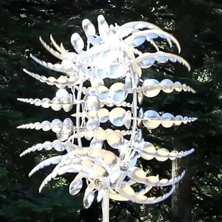 Metallisches Windrad, kinetische Gartendekoration, doppelblättrige Bewegungen, stabiles Stahlmaterial, visuelle Dynamik.