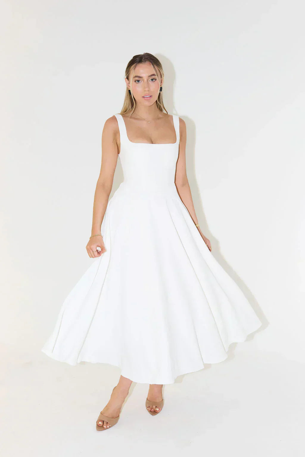 "Midi-Kleid mit Quadrat-Ausschnitt und hoher Taille, elegante Damenmode, ideal für jeden Anlass"