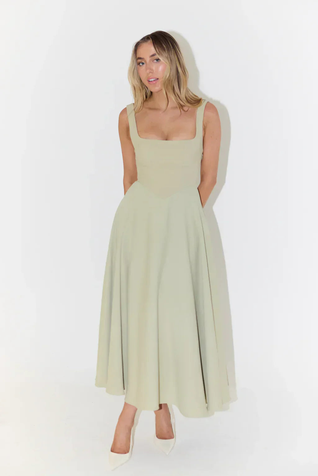 "Midi-Kleid mit Quadrat-Ausschnitt und hoher Taille, elegante Damenmode, ideal für jeden Anlass"