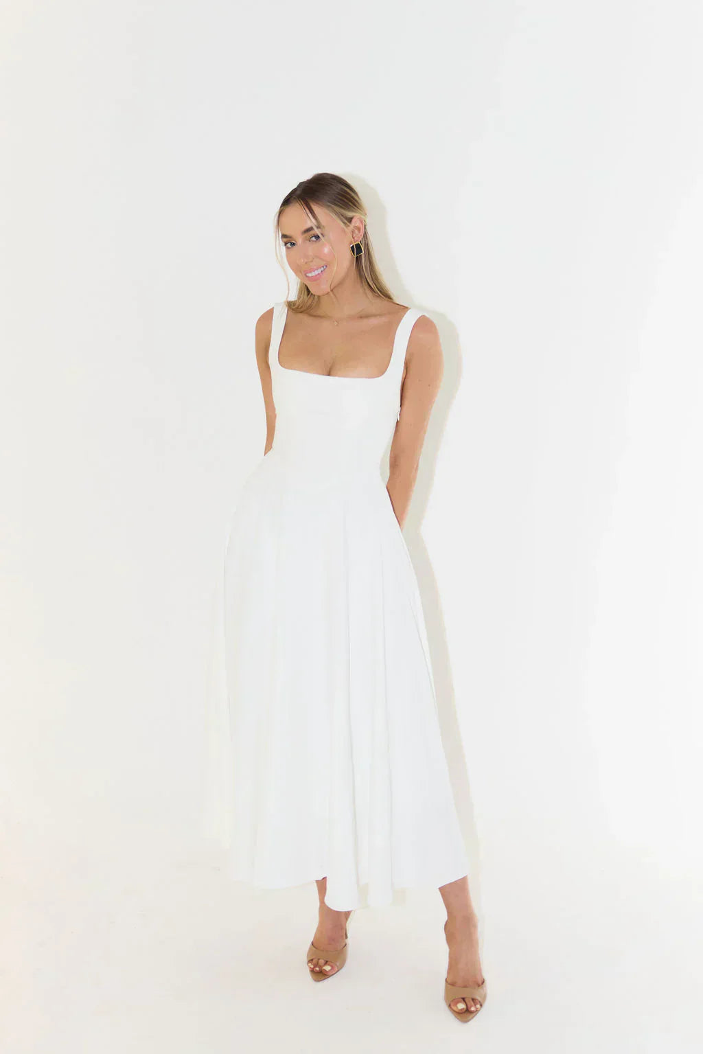 "Midi-Kleid mit Quadrat-Ausschnitt und hoher Taille, elegante Damenmode, ideal für jeden Anlass"