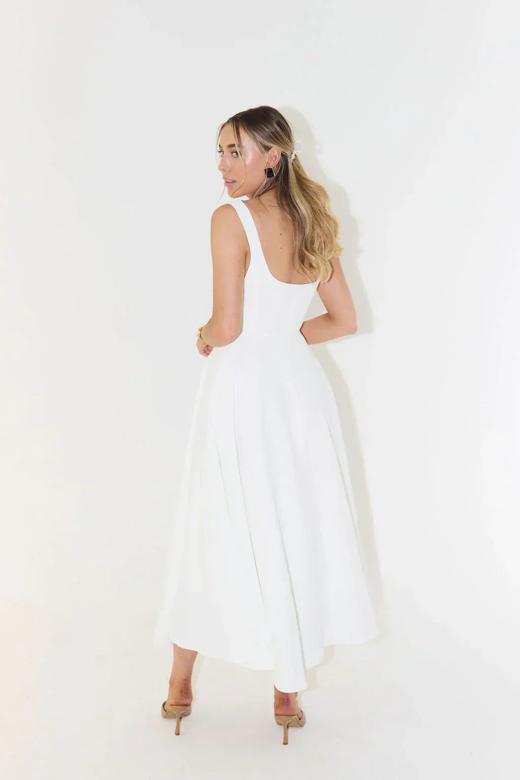 "Midi-Kleid mit Quadrat-Ausschnitt und hoher Taille, elegante Damenmode, ideal für jeden Anlass"