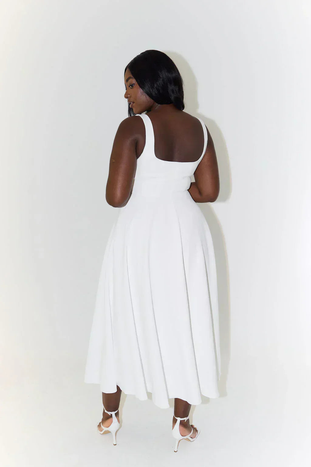 "Midi-Kleid mit Quadrat-Ausschnitt und hoher Taille, elegante Damenmode, ideal für jeden Anlass"