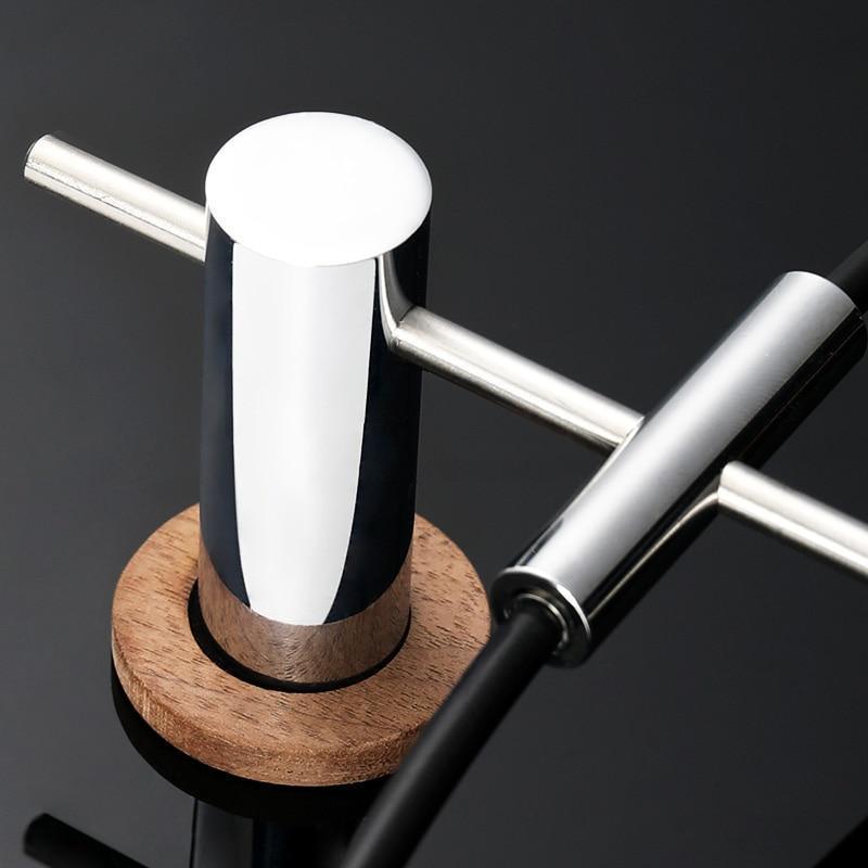 "Minimalistische, moderne Wanduhr 63x69cm, Kontrastzeiger in Bronze, zeitloses RPET-Acryl-Design, ohne Zahlen/Rückwand."