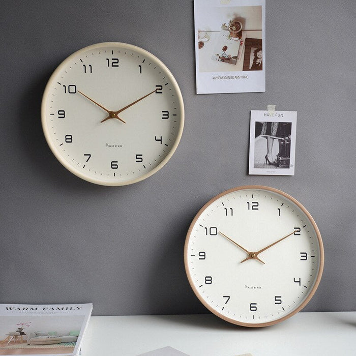 "Minimalistische nordische Holzwanduhr, rund, in edlem Braun, skandinavisches Design, nachhaltiges Material, präzises Quarzuh