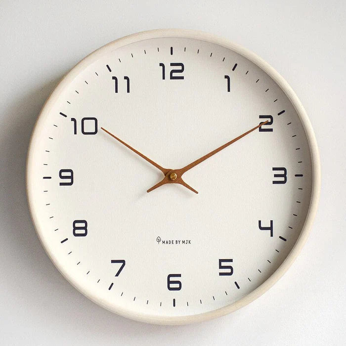 "Minimalistische nordische Holzwanduhr, rund, in edlem Braun, skandinavisches Design, nachhaltiges Material, präzises Quarzuh