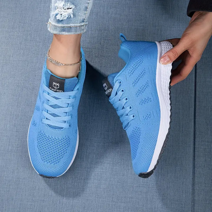 "Moderne atmungsaktive Damen-Sneaker, ideal für Freizeit und Sport, mit sicherem Schnürverschluss in Weißgrau."