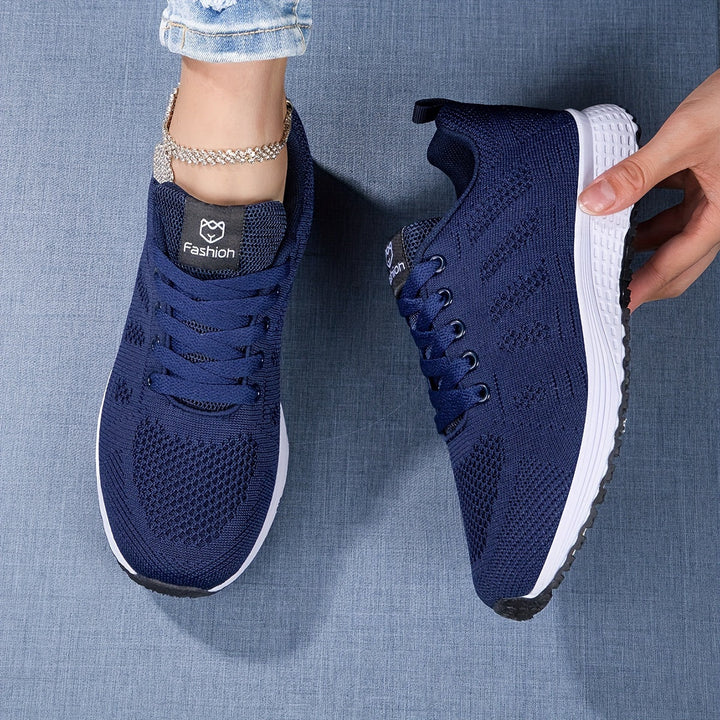 "Moderne atmungsaktive Damen-Sneaker, ideal für Freizeit und Sport, mit sicherem Schnürverschluss in Weißgrau."