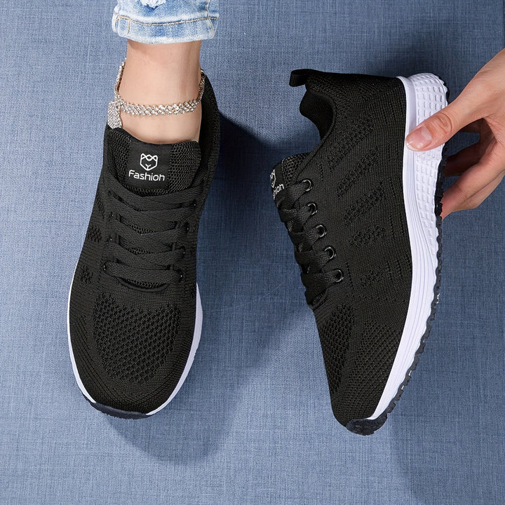"Moderne atmungsaktive Damen-Sneaker, ideal für Freizeit und Sport, mit sicherem Schnürverschluss in Weißgrau."