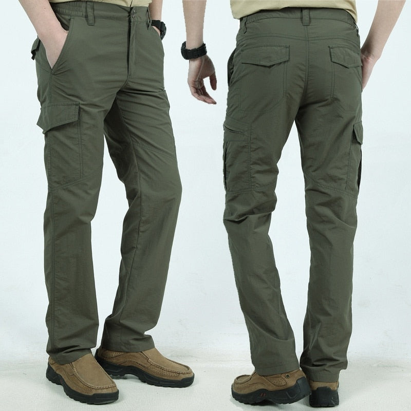 "Moderne Herren Cargo Hose mit Klappentaschen, robuste Materialien, in stilvollen Farben wie Beige, Blau, Grau und Schwarz."