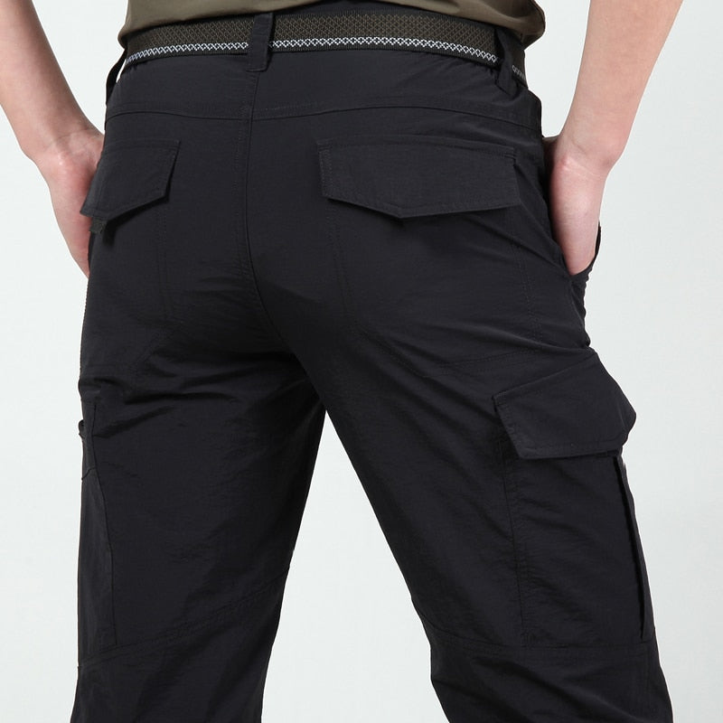"Moderne Herren Cargo Hose mit Klappentaschen, robuste Materialien, in stilvollen Farben wie Beige, Blau, Grau und Schwarz."