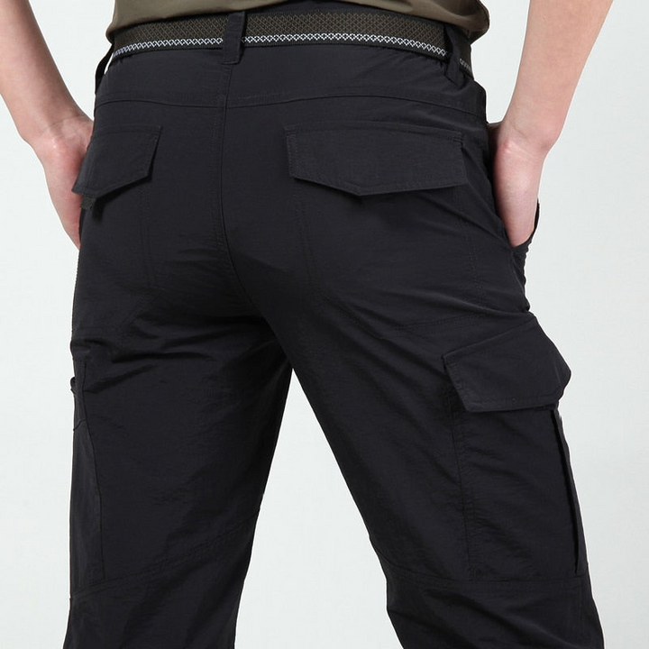"Moderne Herren Cargo Hose mit Klappentaschen, robuste Materialien, in stilvollen Farben wie Beige, Blau, Grau und Schwarz."