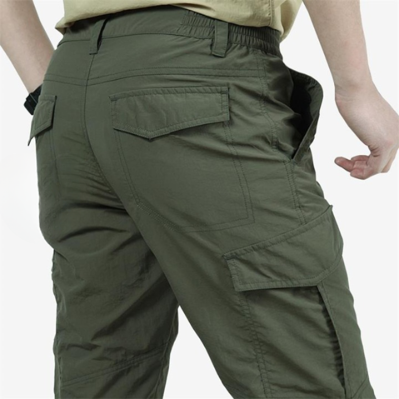 "Moderne Herren Cargo Hose mit Klappentaschen, robuste Materialien, in stilvollen Farben wie Beige, Blau, Grau und Schwarz."