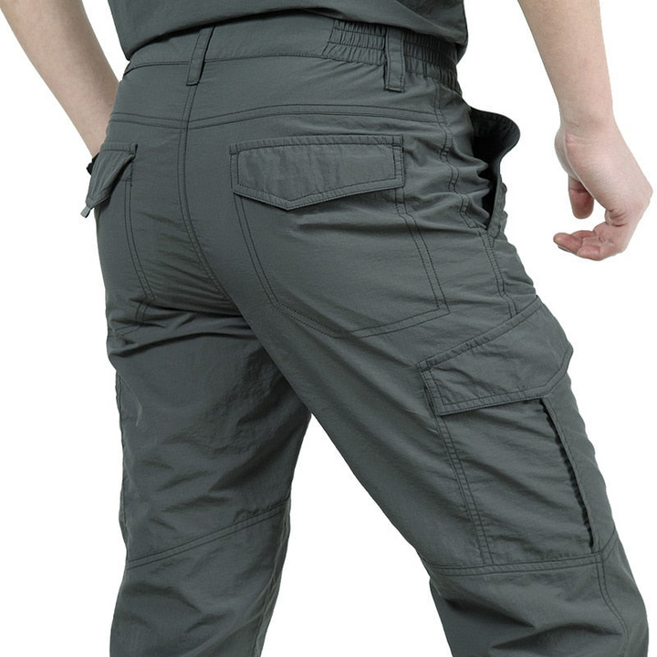 "Moderne Herren Cargo Hose mit Klappentaschen, robuste Materialien, in stilvollen Farben wie Beige, Blau, Grau und Schwarz."