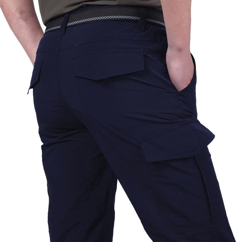 "Moderne Herren Cargo Hose mit Klappentaschen, robuste Materialien, in stilvollen Farben wie Beige, Blau, Grau und Schwarz."
